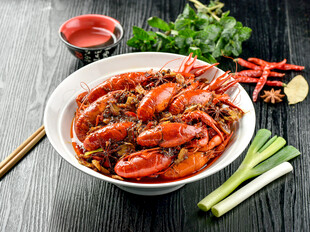 美味小龙虾配佐料