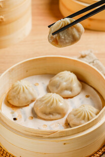 美味小笼包筷子夹起瞬间