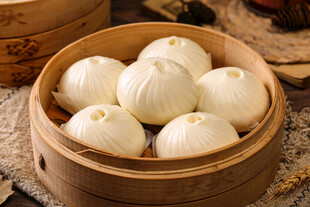 竹笼中的美味白面包子
