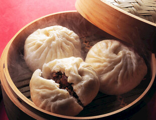 竹笼里的美味肉馅包子