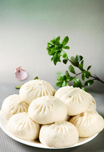 一盘美味的中式包子