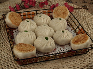 美味中式点心包子与煎包