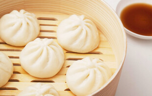 竹笼里的美味鲜肉小笼包
