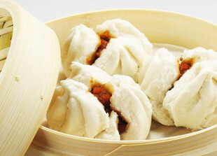 竹制蒸笼里的美味小笼包
