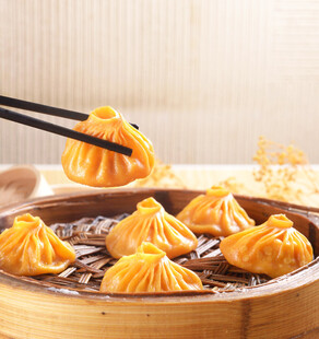 美味小笼包筷子夹起瞬间