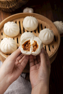 双手捧起美味肉馅包子