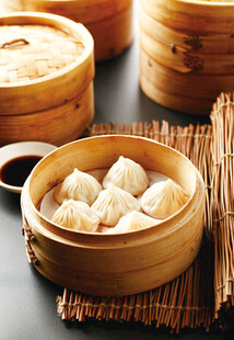 竹制蒸笼里的美味小笼包