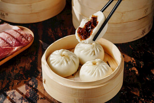 美味小笼包筷子夹起瞬间