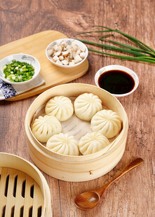 美味中式蒸包与配套佐料