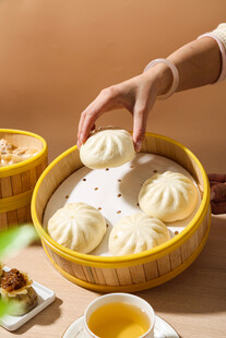 手取美味小笼包瞬间
