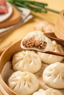 美味小笼包馅料清晰可见