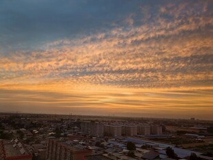 城市上空的绚烂日落景观