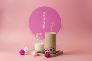 粉色系奶茶及周边展示