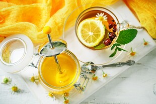 清新柠檬花草茶静物图