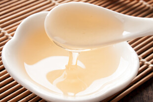白瓷碗中蜂蜜缓缓流淌