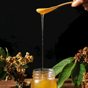 蜂蜜缓缓倾注的甜蜜瞬间