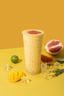 鲜果混合奶昔美味诱人