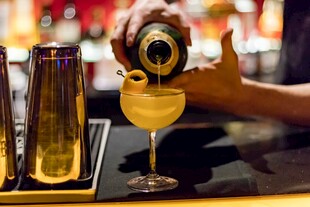 调酒师精心调制鸡尾酒