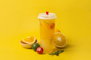 黄色背景下的清新水果饮品