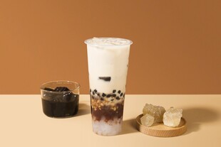 珍珠奶茶搭配小食展示