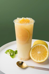 鲜榨柠檬冰饮清爽一夏
