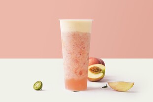 粉色饮品配水果小食