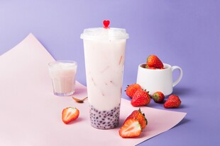 草莓珍珠奶茶饮品展示