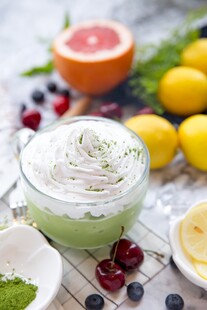 清新抹茶甜点配多彩水果