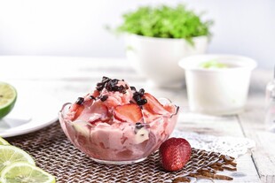 草莓冰沙清新夏日美味