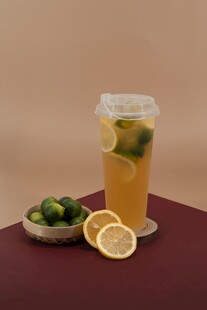 青柠柠檬茶与鲜果组合