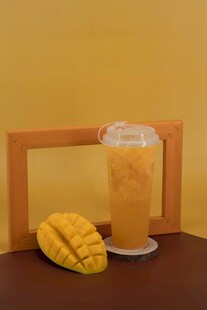 芒果饮品与新鲜芒果