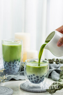 抹茶饮品正在优雅倾倒