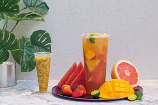 缤纷鲜果饮品与水果拼盘