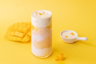 芒果奶昔与芒果块的美味组合