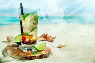 沙滩上的缤纷夏日鸡尾酒