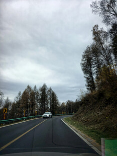 公路风景车辆行驶在路上