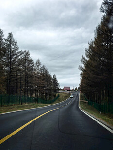 宽阔公路延伸向远方