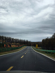 宽阔公路延伸向远方
