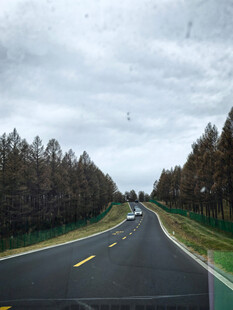 宽阔公路延伸向远方