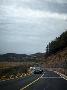山间公路上行驶的汽车