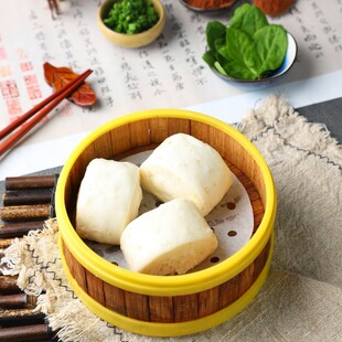 竹笼里的美味白面馒头