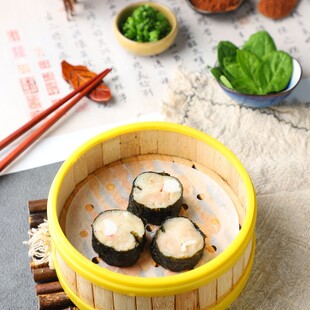 竹制蒸笼里的美味寿司