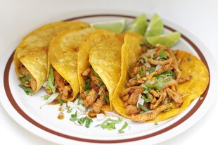 美味鸡肉玉米卷饼
