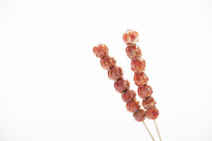 两串诱人的传统风味糖葫芦