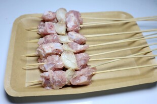木盘上的鸡肉串