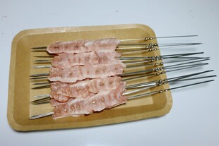 木盘上的美味猪肉串