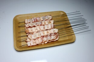 木盘上的美味猪肉串
