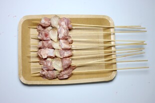 烤串食材串在竹签上
