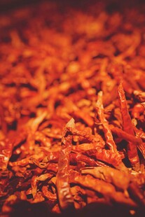色泽诱人的丝状干辣椒