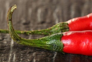 木桌上的两支红辣椒
